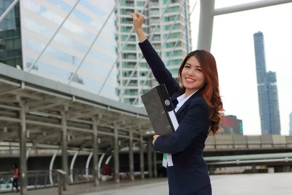 Porträtt av glada asiatiska affärskvinna ser självsäker och leende i staden bakgrunden. Framgångsrika affärsidé. — Stockfoto