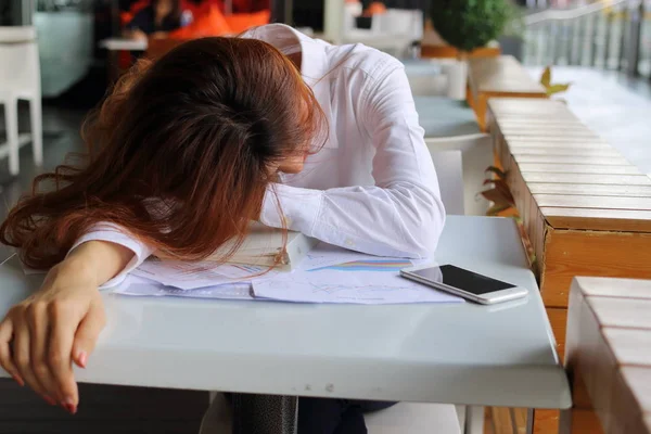 Портрет уставшей и измученной молодой бизнесвумен спит на рабочем месте в своем офисе. Концепция перегруженного бизнеса . — стоковое фото
