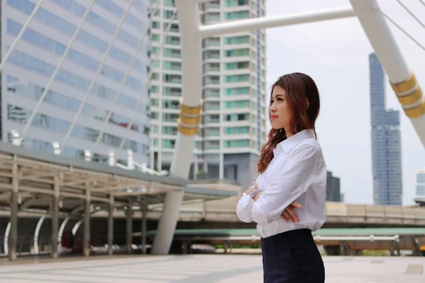 Porträtt av business kvinna ledare tittar långt bort utomhus offentliga — Stockfoto