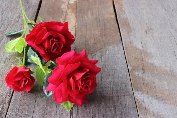 Een mooi boeket van kunstmatige rode rozen op oude houten plank achtergrond met kopie ruimte. Aftelkalender voor Valentijnsdag concept — Stockfoto