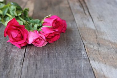 Seçici odak ve shallowf alan derinliği, eski ahşap arka plan üzerinde güzel kırmızı gül buketi. Sevgililer günü kavramı