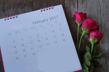 2017 tarihine kadar takvim yakın Şubat 14 Sevgililer günü ve ahşap tahta arka planda güzel kırmızı güller, seçici odak