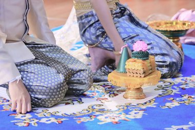 Damat ve gelin Hediyelik geleneksel Tay düğün töreninde tepsi ile. Evlilik kavramı.