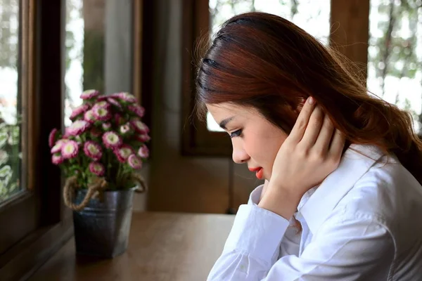 Вид сбоку молодой привлекательной азиатской бизнес-леди, сидящей в кофейне . — стоковое фото