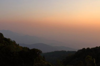 Güzel turuncu ve sarı renkli gün batımı ve katmanları siluetleri dağ Chiang Mai, Tayland