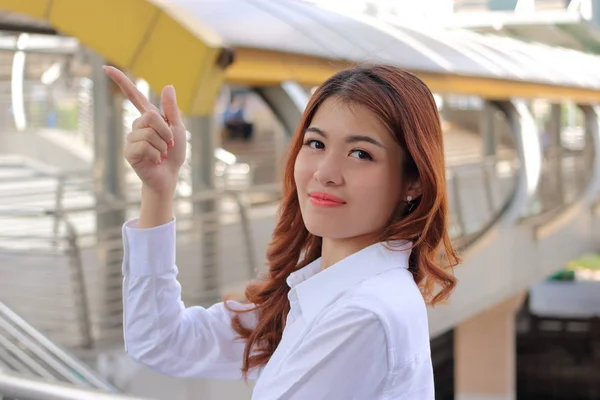 Portrait of elegant young businesswoman looking confident in the city background. Successful business concept. — Stock Photo, Image