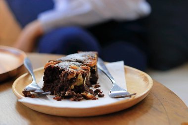 Lezzetli çikolatalı browni kek üzerine çatal ile ahşap çanak