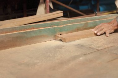 Seçici odak ve sığ derinlik-in tarla. Ahşap bir parça bir yönlendirici masaya ellerinizle marangoz marangozluk atölye traş.