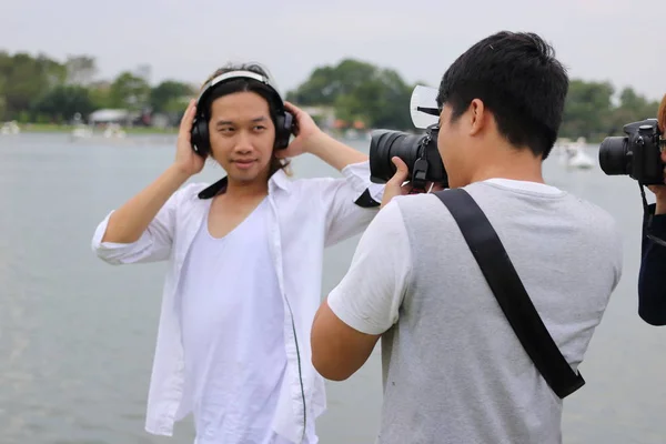 Fotógrafo tomando fotos de modelo en la naturaleza de fondo del río . — Foto de Stock