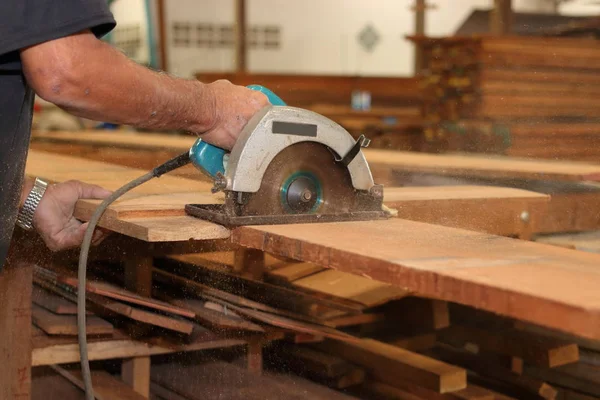 Eller marangoz marangozluk atölye bir daire testere ile çalışma. — Stok fotoğraf