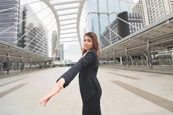 Vidvinkel skott av attraktiva unga asiatiska affärs-kvinna som står utanför kontoret i staden bakgrund. — Stockfoto