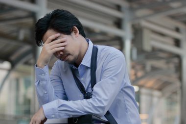 Yorgun ve bitkin işini ile duygu genç Asya iş adamı vurguladı