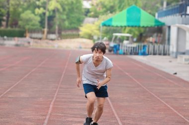 Trackrace Stadyumu üzerinde koşan koşucu atlet adam. Sağlıklı kavram için koşu