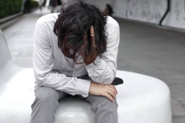 Hayal kırıklığına uğramış elleriyle yüzünü kaplayan ve hayal kırıklığına duygu genç Asya iş adamı vurguladı.