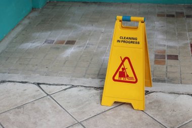 Sarı uyarı kat açık havada ilerleme işareti Temizleme