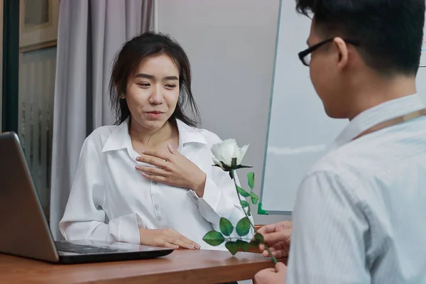 Joyeux jeune femme asiatique excité d'obtenir une rose blanche au bureau le jour de la Saint-Valentin. Amour et romance en milieu de travail concept . — Photo