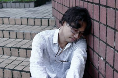 Denenmiş duygu stresli genç Asya iş adamı veya disappionted sinirli.