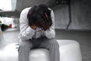 Hayal kırıklığına uğramış genç Asya iş adamı yüz ve duygu disappionted kapsayan veya iş bitene elle vurguladı.