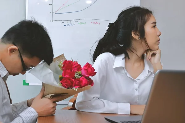 Винтажный тонизированный образ сердитая азиатка отказывается букет красных роз от бизнесмена в офисе. Разочарованная любовь . — стоковое фото