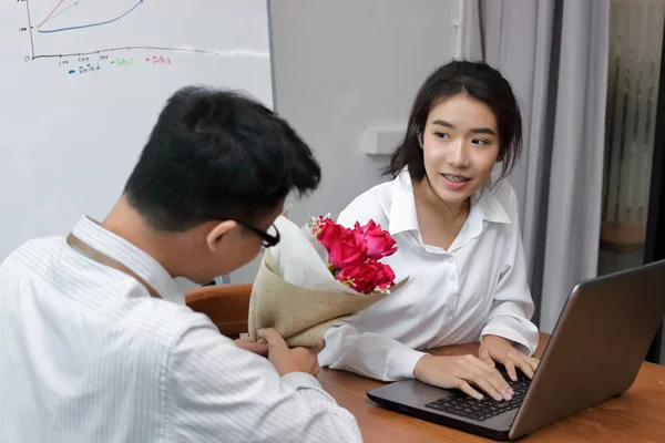 Удивлена, что молодая азиатка получила букет красных роз в офисе на День Святого Валентина. Любовь и романтика в концепции рабочего места . — стоковое фото