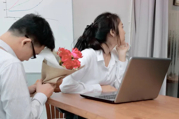 Злая азиатка отказывается от букета красных роз от бизнесмена. Разочарованная любовь . — стоковое фото