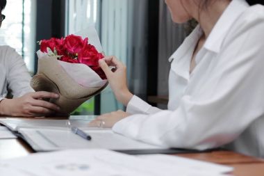 Vintage çekici genç Asyalı kadın erkek Office kırmızı gül buketi Sevgililer Günü'nde kabul görüntüsünü tonda. Aşk ve romantizm işyeri kavramı içinde.