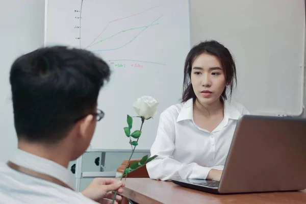 Jolie jeune femme d'affaires asiatique excitée d'obtenir une rose blanche au bureau le jour de la Saint-Valentin. Amour et romance en milieu de travail concept . — Photo