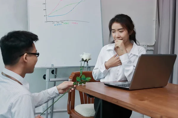 Surpris jeune femme d'affaires asiatique excité d'obtenir une rose blanche au bureau le jour de la Saint-Valentin. Amour et romance en milieu de travail concept . — Photo