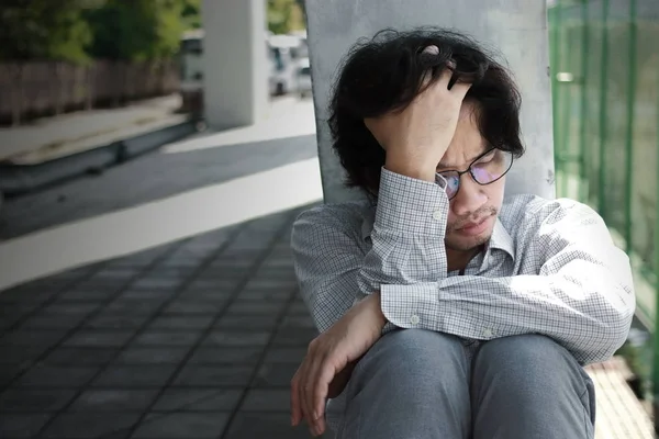 Frustriert gestresste junge asiatische Mann den Kopf berührt und sich enttäuscht oder erschöpft fühlen. Konzept arbeitsloser Geschäftsleute. — Stockfoto