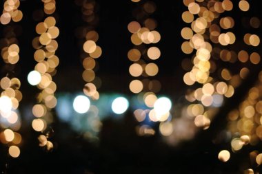 Soyut altın bokeh koyu arka plan üzerinde Noel arka plan bulanık.