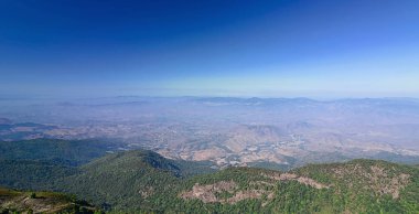 Mavi gökyüzünde Doi Inthanon Milli Parkı, Chiang Mai, Tayland Kew Mae Pan adlı karşı güzel dağ manzarasına