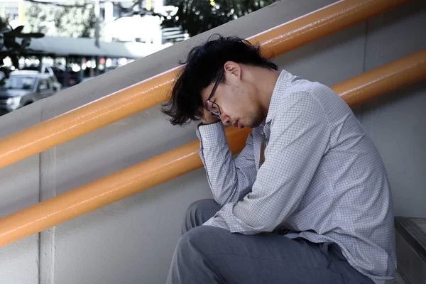 Merdiven ofis oturma ve duygu sinirli stresli genç Asya iş adamı arka görünümü çalıştı veya yorgun. — Stok fotoğraf