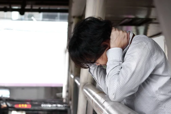 Frustrierte gestresste junge asiatische Männer, die sich enttäuscht oder erschöpft fühlen. Konzept arbeitsloser Geschäftsleute. — Stockfoto