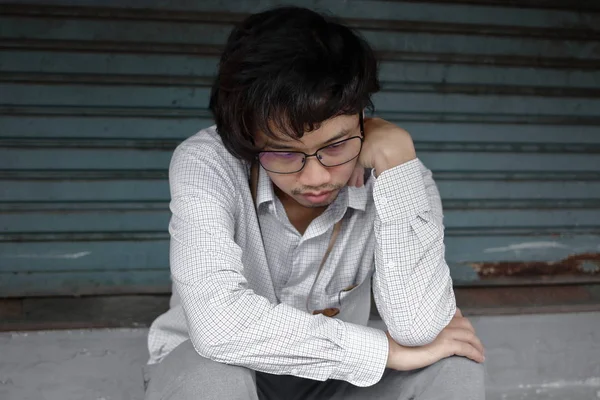 Frustrado estresado joven asiático hombre de negocios sentirse decepcionado o agotado con el trabajo en la oficina exterior . — Foto de Stock