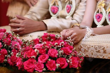 Gelin ve damat elinde su töreni yeniden başlatın. Tay geleneksel düğün. Seçici odak ve sığ derinlik-in tarla.