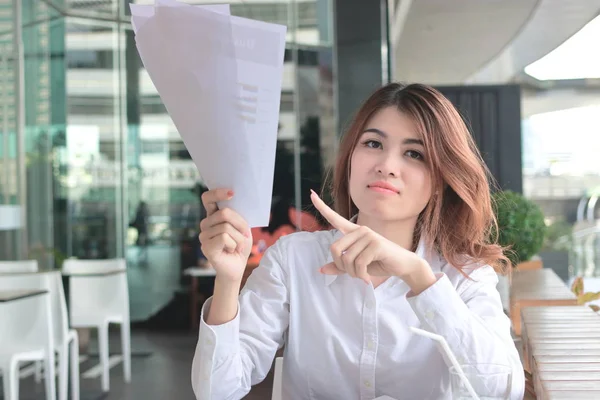 Портрет привлекательной молодой азиатской работницы с бумажной работой или графиками в руках в офисе . — стоковое фото