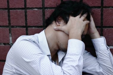 Yorgun ve yorgun hissediyorum Asya iş adamı vurguladı.