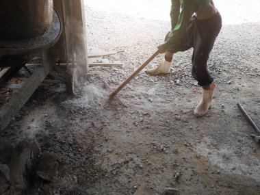 İşçi, açık çalışma kazma ile.