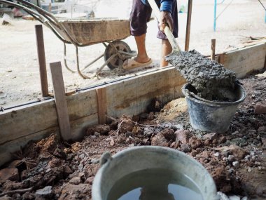 Beton dökme işçi inşaat sitedeki kova için.