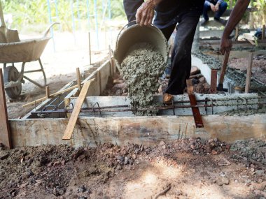 İnşaat İşçileri sitesi yapı içinde beton dökme