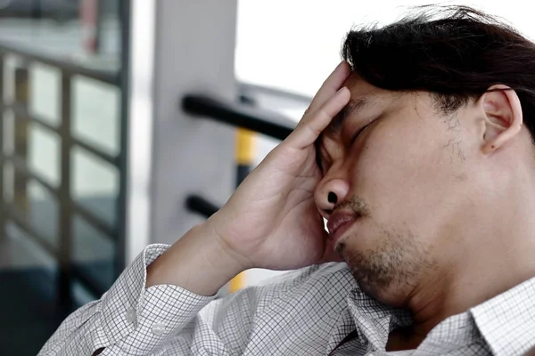 Ängstlicher und müder asiatischer Geschäftsmann in Depression mit den Händen auf der Stirn im Büro — Stockfoto