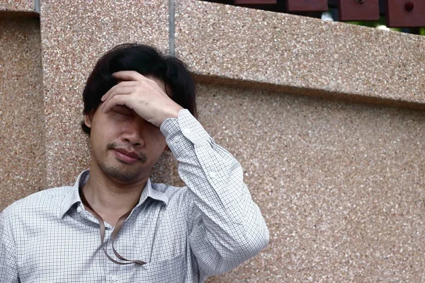 Triste e estressado Asiático homem de negócios com as mãos na testa inclinada na parede — Fotografia de Stock
