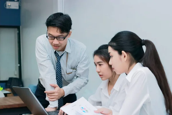 Группа азиатских бизнесменов, работающих вместе в современном офисе. Селективная фокусировка и мелкая глубина резкости . — стоковое фото