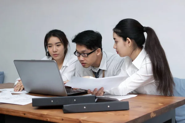 Группа азиатских бизнесменов, работающих с ноутбуками вместе в современном офисе. Селективная фокусировка и мелкая глубина резкости . — стоковое фото