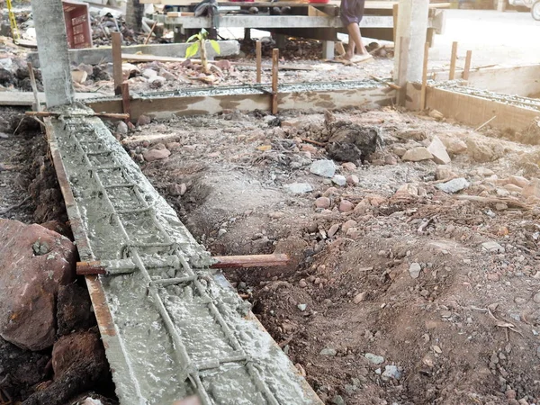 Baja suplai untuk struktur beton di lokasi konstruksi — Stok Foto