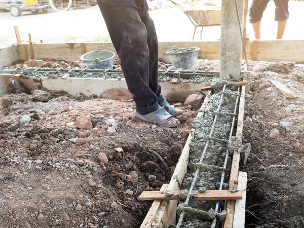 Penguatan Baja Kerangka kayu untuk beton penuangan membangun di lokasi konstruksi — Stok Foto