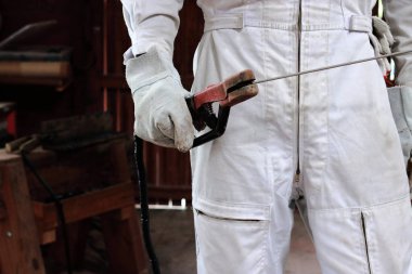 Kaynakçı meşale atölye ark tutan eller yukarı kapatın. Endüstriyel kavramı.