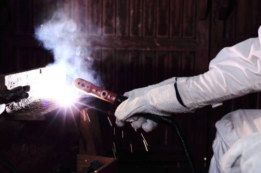 Eller usta Kaynakçı Kaynak kıvılcım Fabrikası ile metal çelik koruyucu eldiven ve meşale ile kapatın. İmalat Sanayi kavramı.