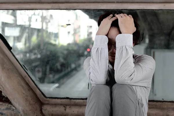 Cansado frustrado estressado jovem homem de negócios asiático com as mãos na cabeça sentindo ansiedade ou decepcionado com o trabalho . — Fotografia de Stock