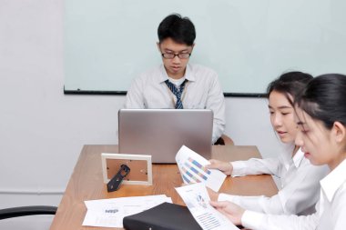 Grup toplantı odasında toplantı Asya iş adamları. Seçici odak ve sığ derinlik-in tarla.